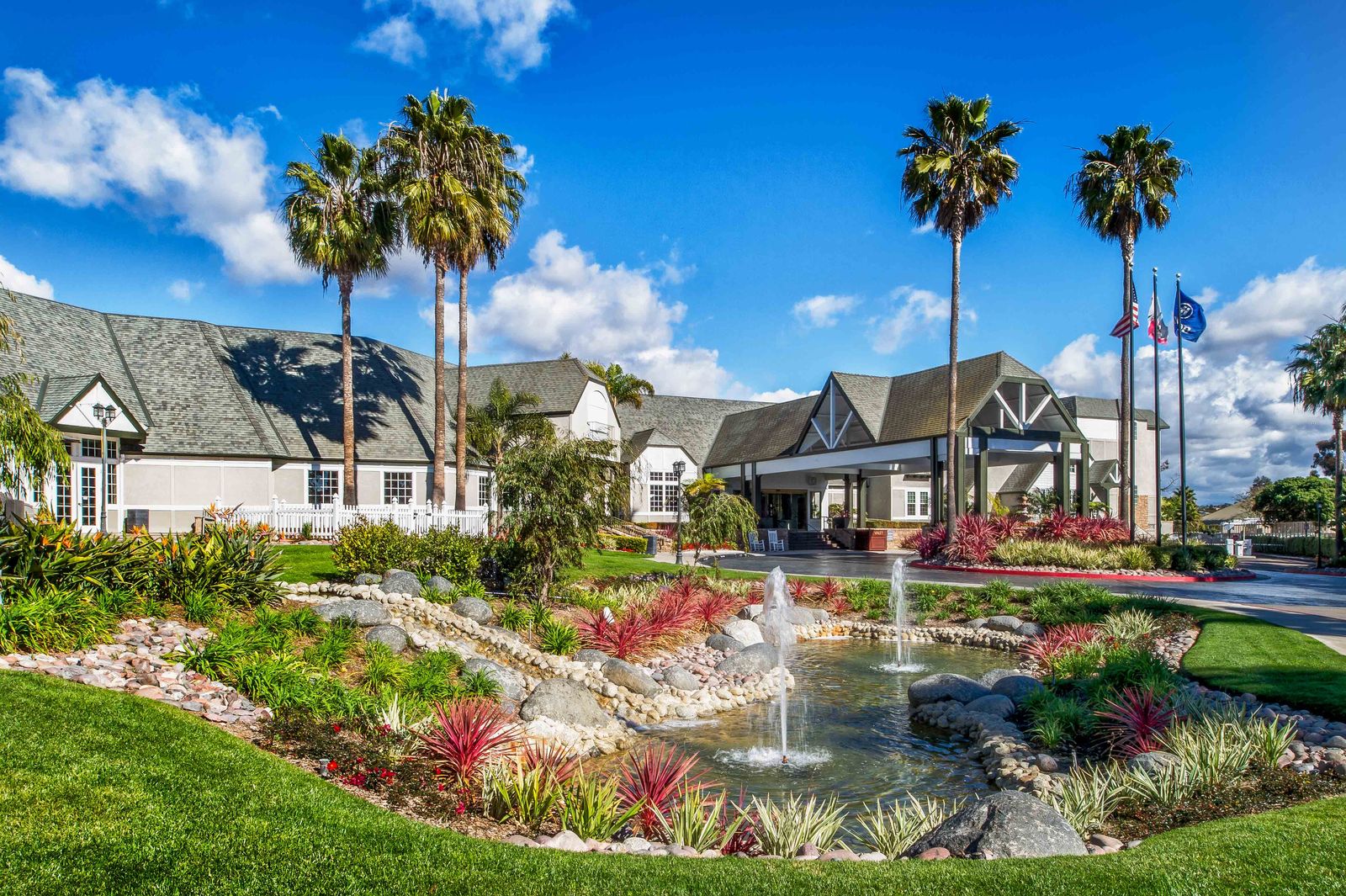Gardens and fountain at Hilton San Diego/Del Mar