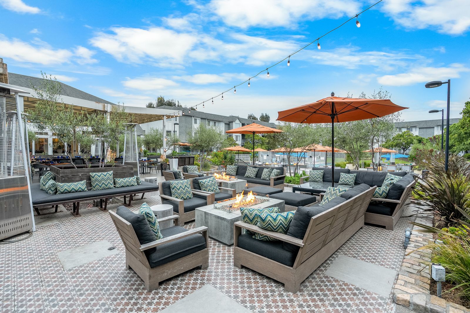 Upper courtyard lounge at Hilton San Diego/Del Mar