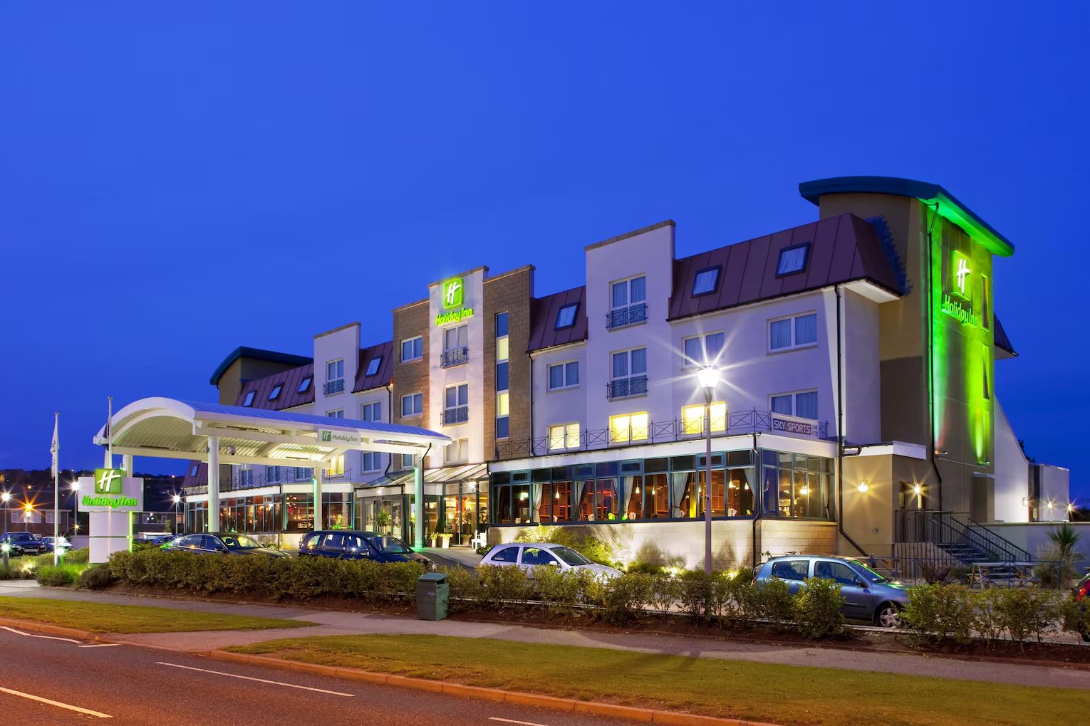 Holiday Inn Aberdeen West at dusk